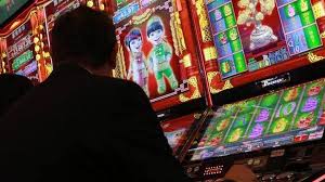 Schiavo delle slot tenta il suicidio, salvato dalla polizia