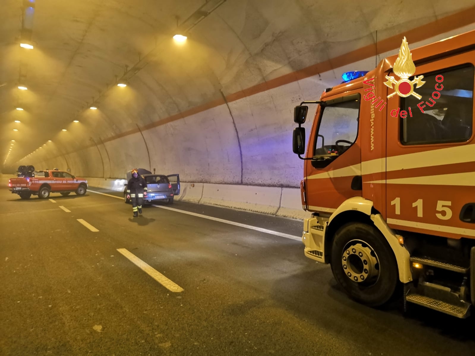 Nuova SS106, divampata auto in transito, passeggero accusa malore intervento dei VVF
