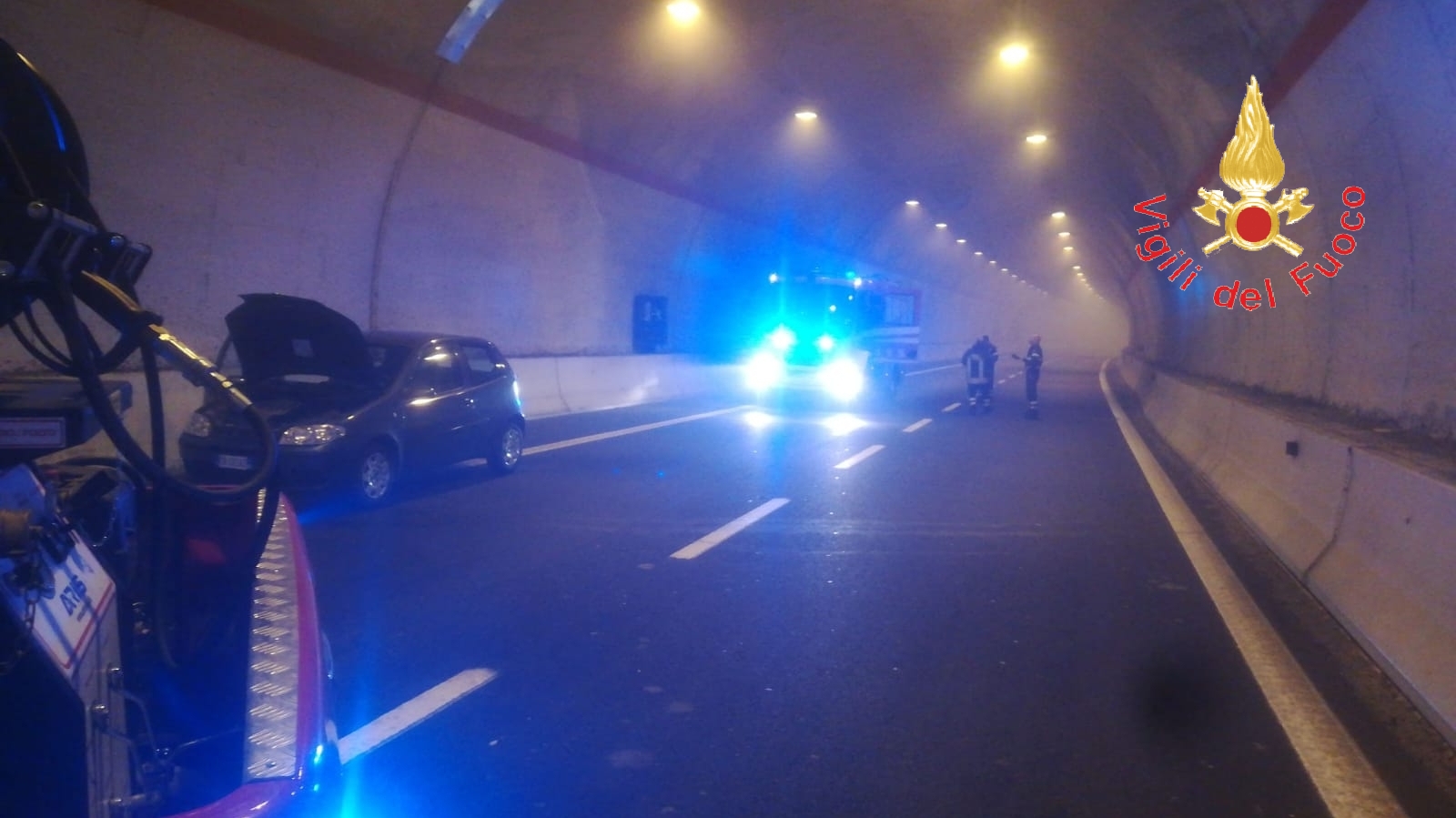 Nuova SS106, divampata auto in transito, passeggero accusa malore intervento dei VVF