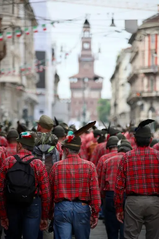 Adunata del centenario Alpini.  Gli applausi di Milano agli 80mila Alpini in sfilata