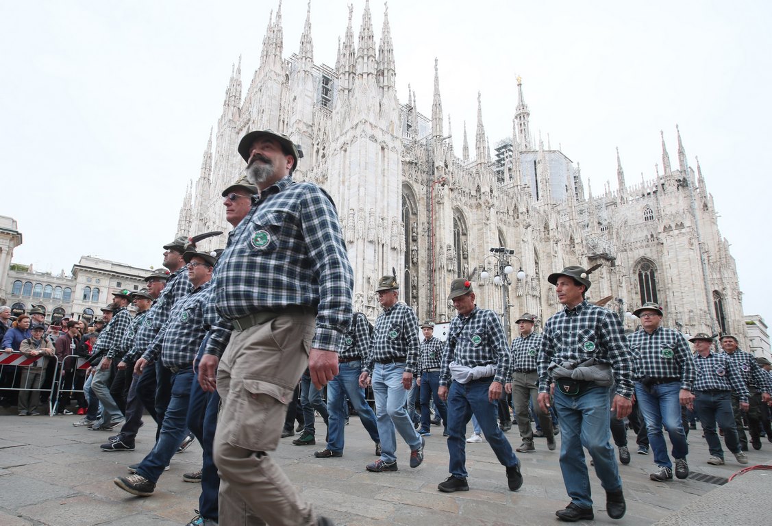 Adunata del centenario Alpini.  Gli applausi di Milano agli 80mila Alpini in sfilata