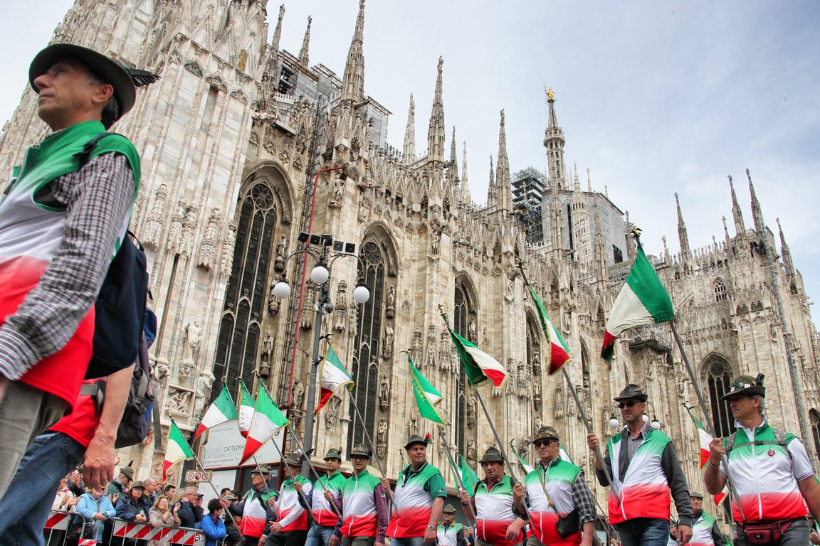 Adunata del centenario Alpini.  Gli applausi di Milano agli 80mila Alpini in sfilata