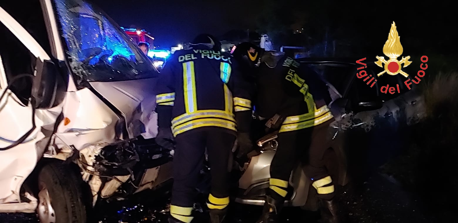 Catanzaro incidente stradale altezza Centro C. Le Fontane, intervento dei VVF, CC e Suem 118