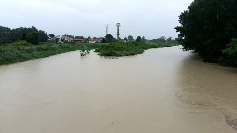 Maltempo: rompe un argine il fiume Montone nel Forlivese