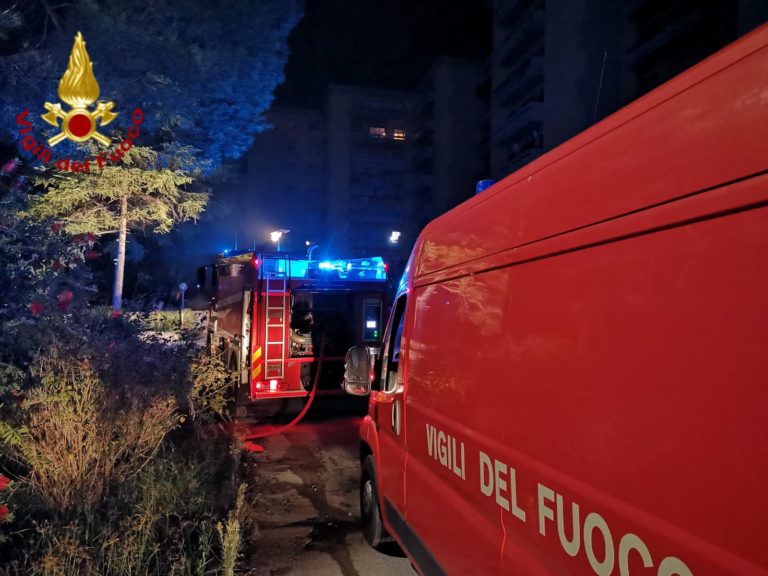 Incendio in abitazione finito in tragedia, un morto. Madre e figlia in salvo, uomo trovato morto
