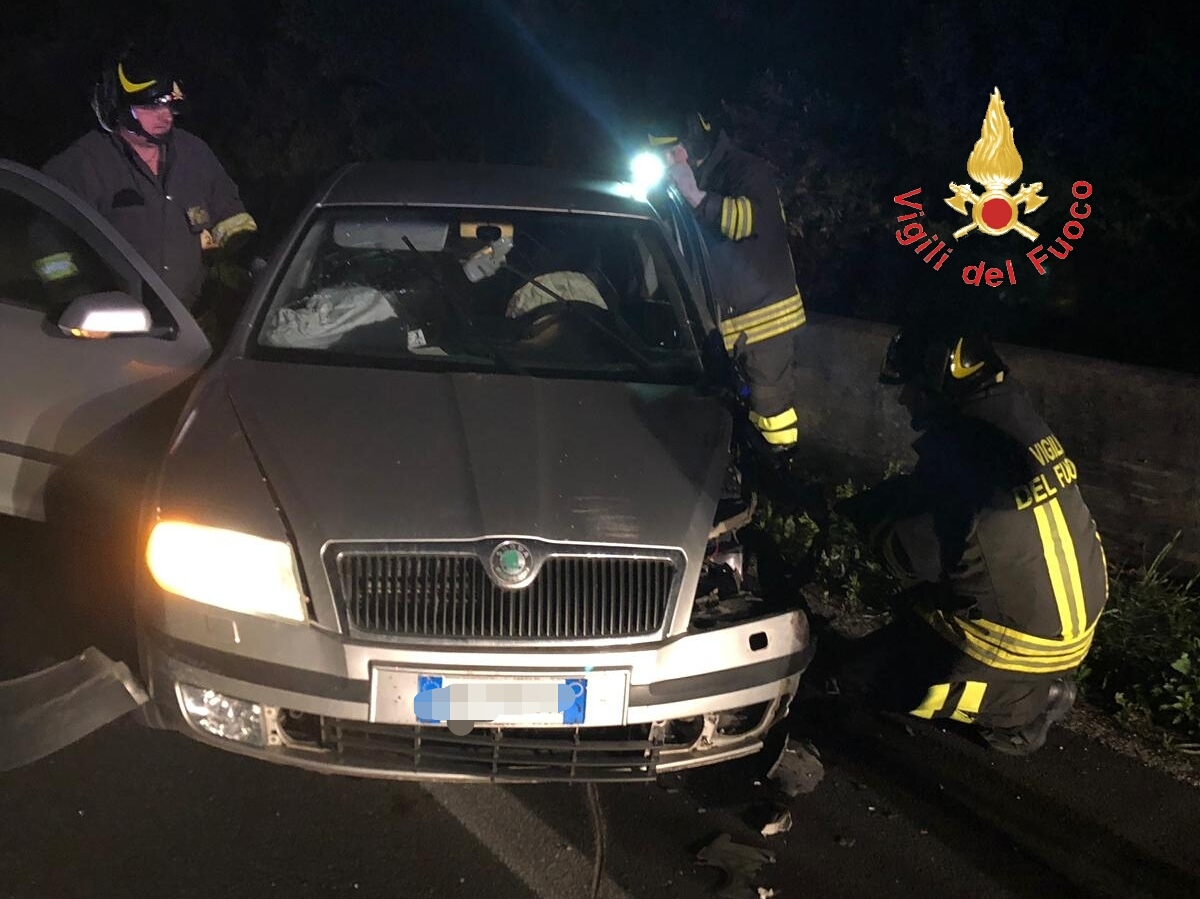 Incidente stradale tra due auto a Sellia M. SS106 a bordo 4 persone e due bambini intervento dei VVF