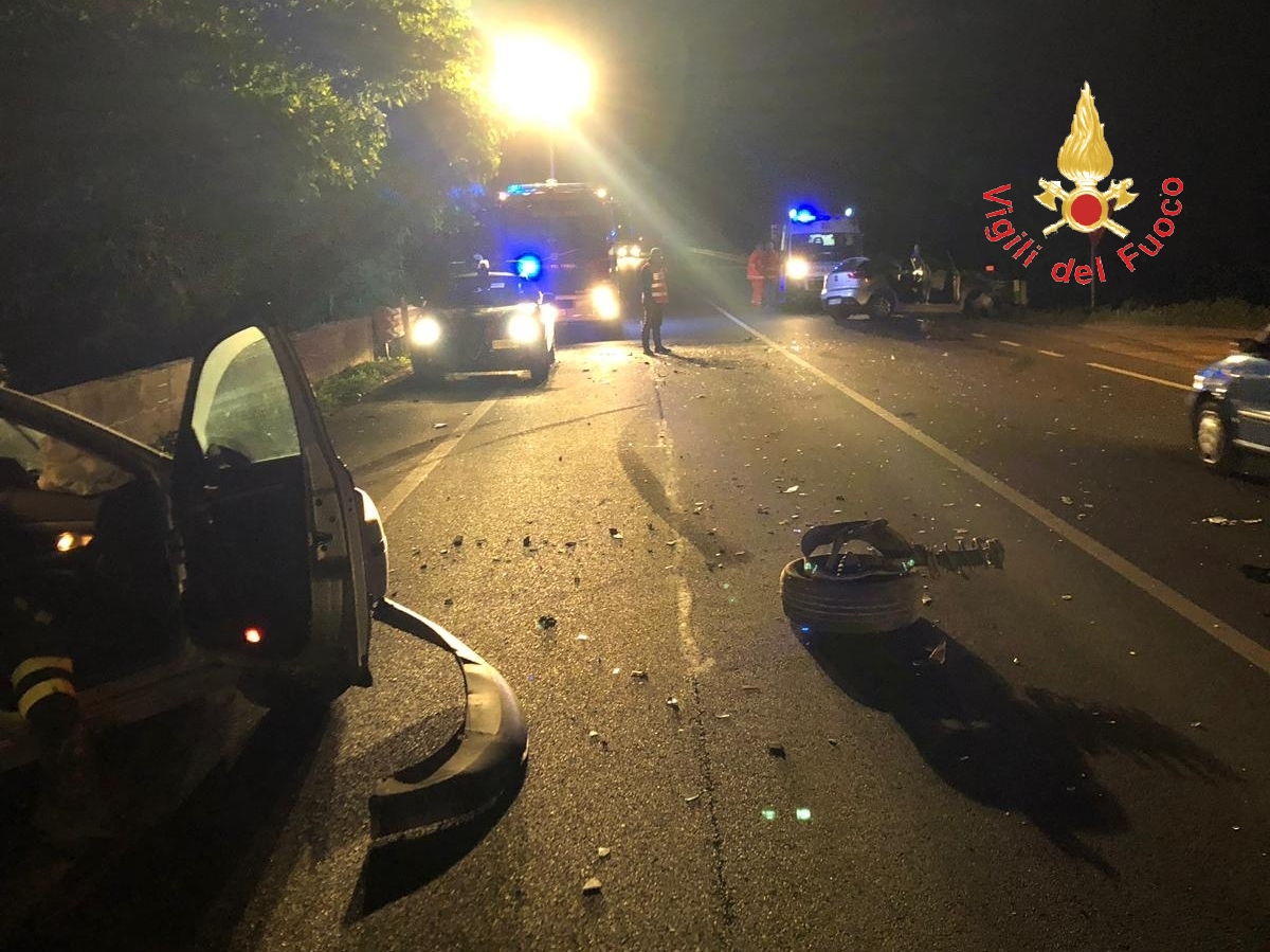 Incidente stradale tra due auto a Sellia M. SS106 a bordo 4 persone e due bambini intervento dei VVF