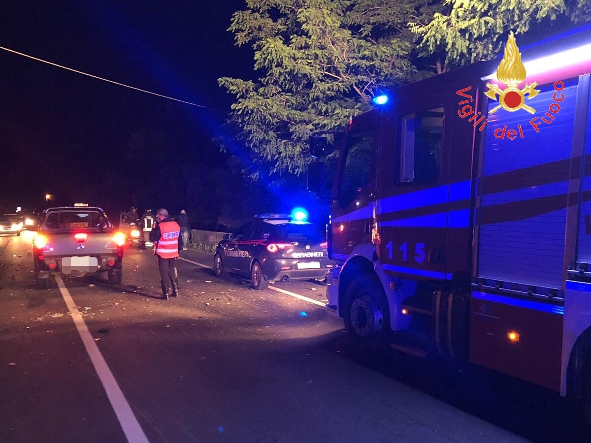 Incidente stradale tra due auto a Sellia M. SS106 a bordo 4 persone e due bambini intervento dei VVF