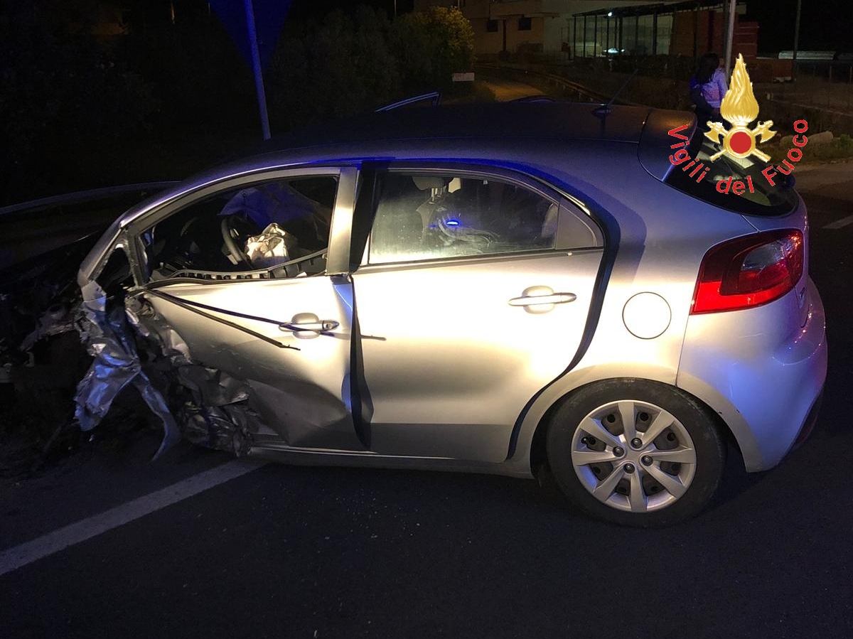 Incidente stradale tra due auto a Sellia M. SS106 a bordo 4 persone e due bambini intervento dei VVF