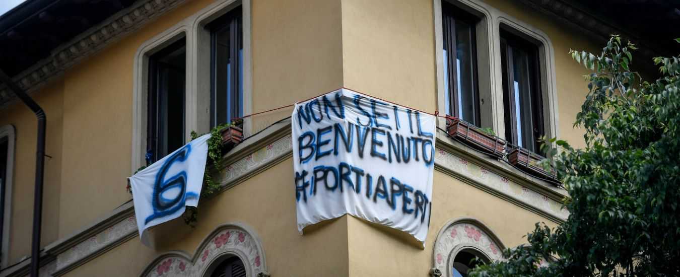Milano, striscioni contro Salvini nel giorno della manifestazione del leader del Carroccio