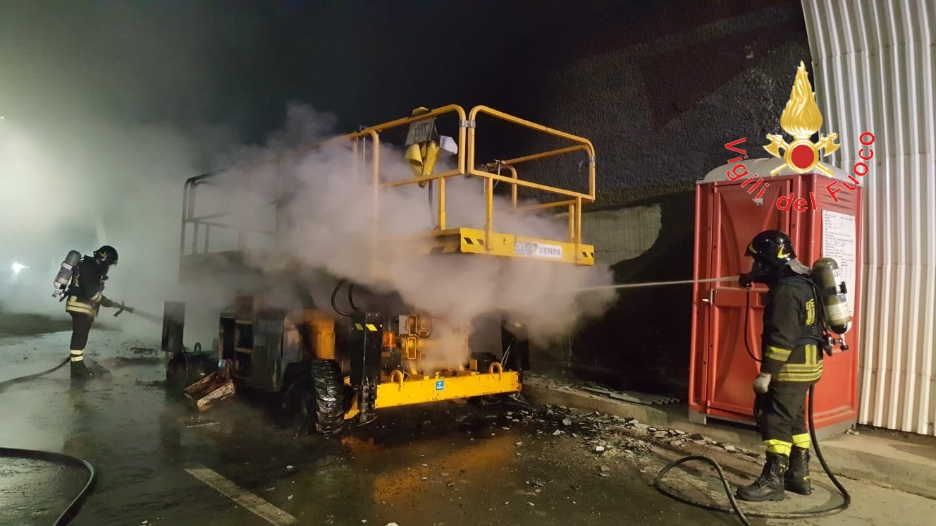 Marcellinara divampato carrello elevatore in galleria sulla SS280, probabile dolo sul posto PS e VVF