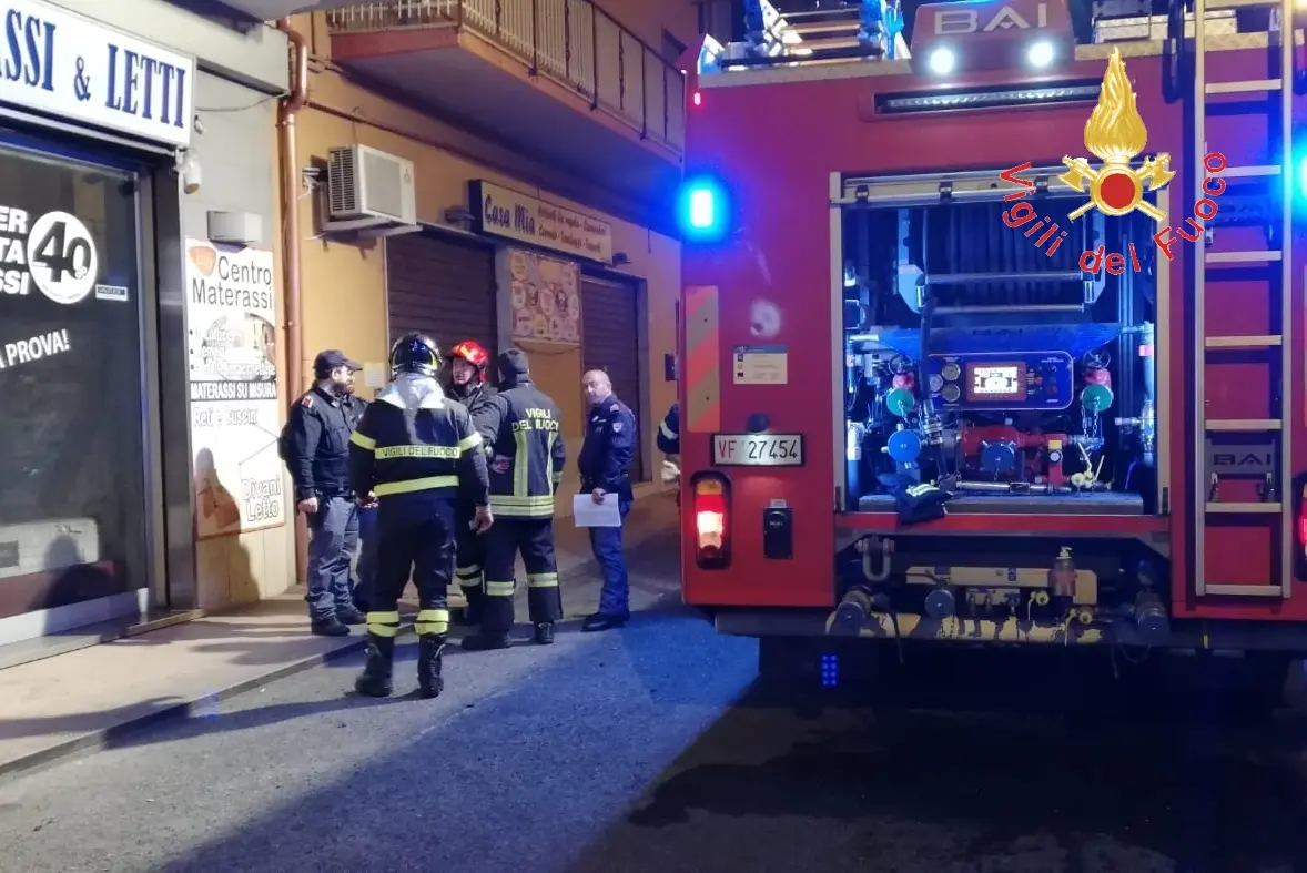 Divampata attività commerciale nel catanzarese, intervento dei VVF e PS