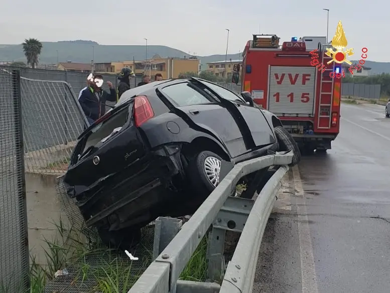 Crotone auto contro il guardrail, 29enne estratto dalle lamiere dai VVF