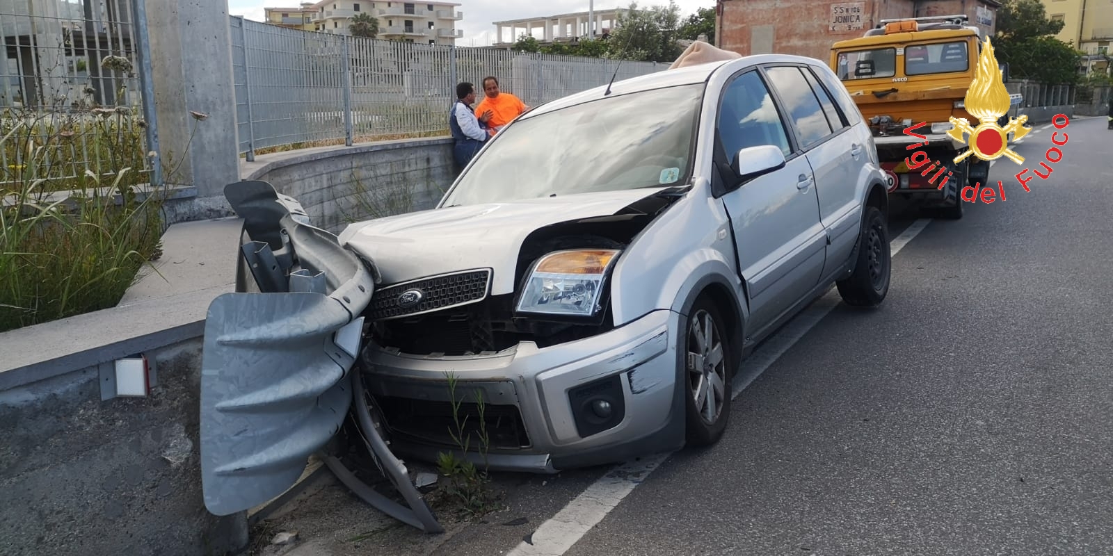 Nel Catanzarese, SS106 auto impatta contro guardrail, necessario l'intervento dei VVF