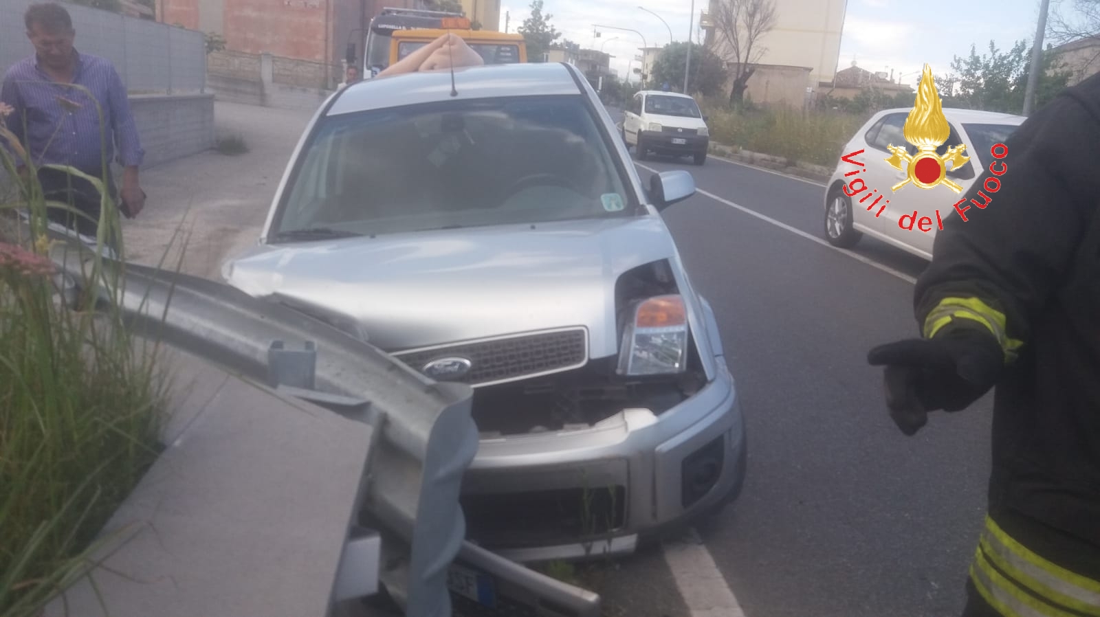 Nel Catanzarese, SS106 auto impatta contro guardrail, necessario l'intervento dei VVF