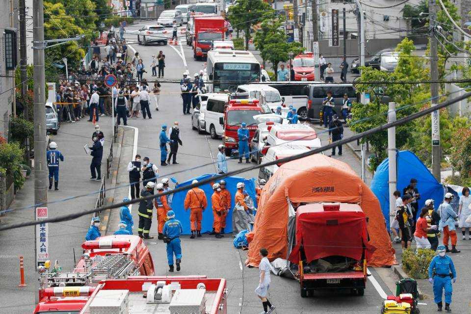 Orrore a Tokyo, accoltella bambine alla fermata del bus: due morti. Il killer si è suicidato