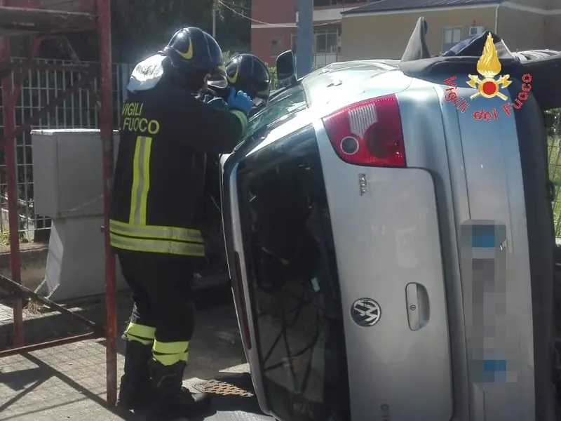 Catanzaro, incidente stradale in città donna anziana si ribalta con auto, intervento dei VVF