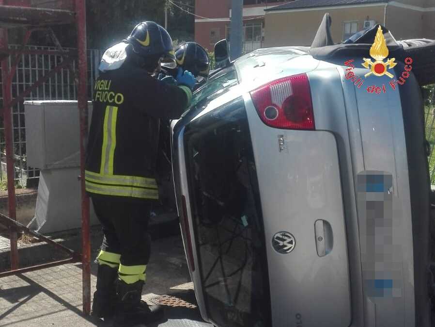 Catanzaro, incidente stradale in città donna anziana si ribalta con auto, intervento dei VVF