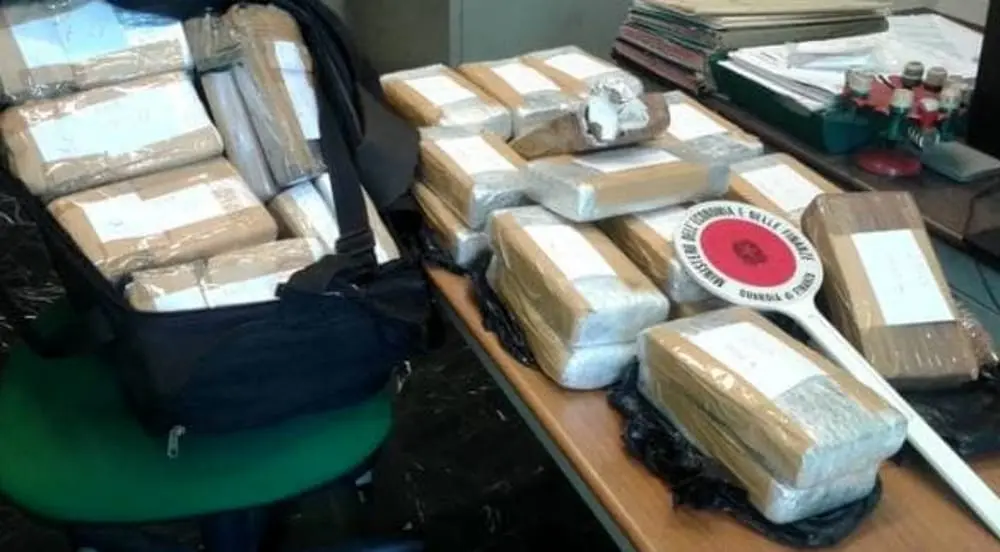 Marijuana da Spagna all'Italia in decine di trolley, arresti Operazione dei carabinieri nel Napolet