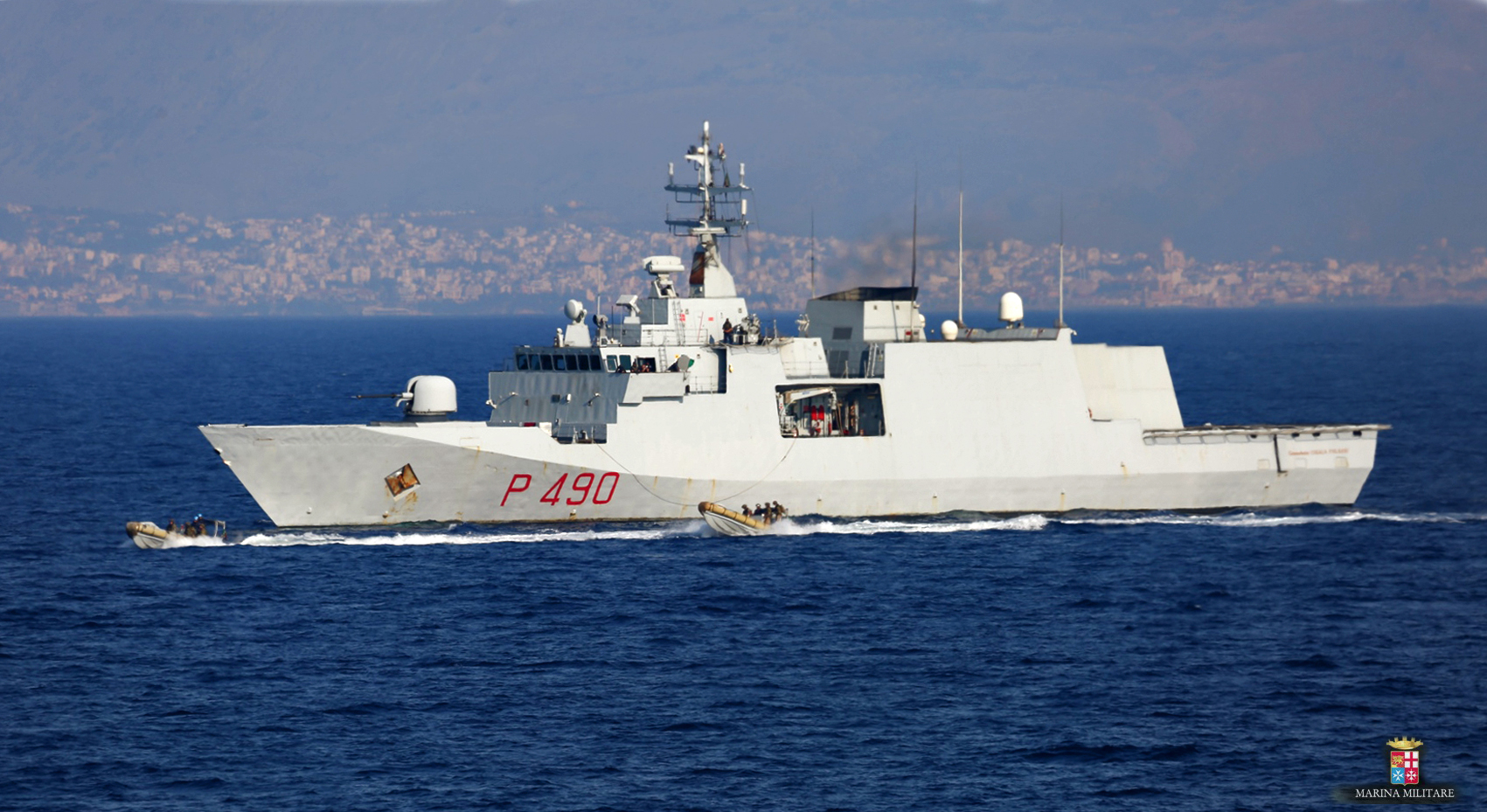 Migranti: nave Fulgosi in banchina porto Genova