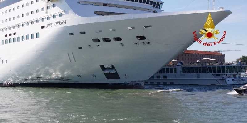 Panico a Venezia: nave da crociera fuori controllo urta battello -Video