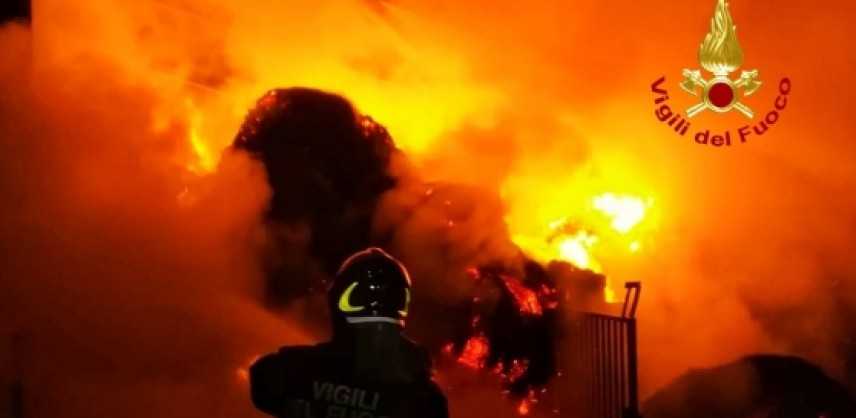 Incendio distrugge casa, sfollata famiglia con 4 bambini. Protezione civile attiva raccolta fondi