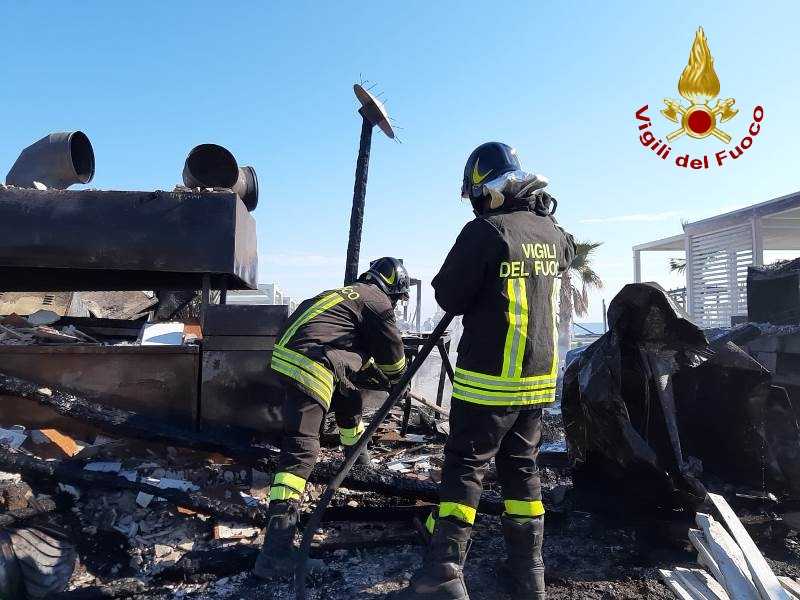 Crotone. Divampato lido balneare a Cirò Marina. Necessario l'intervento dei VVF. Foto