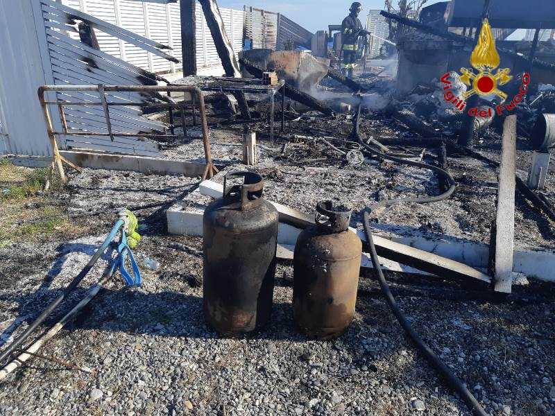 Crotone. Divampato lido balneare a Cirò Marina. Necessario l'intervento dei VVF. Foto