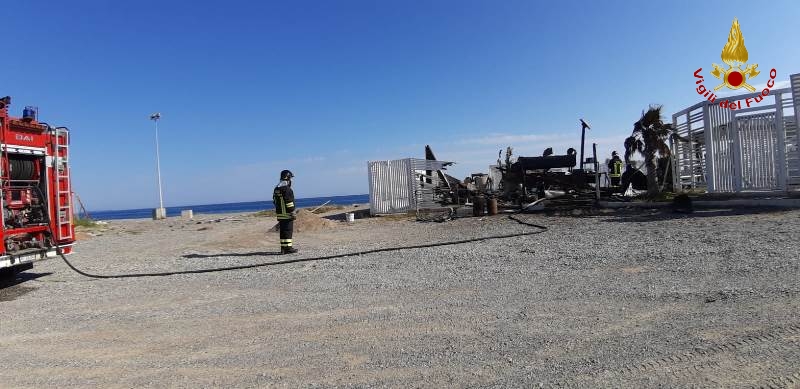 Crotone. Divampato lido balneare a Cirò Marina. Necessario l'intervento dei VVF. Foto