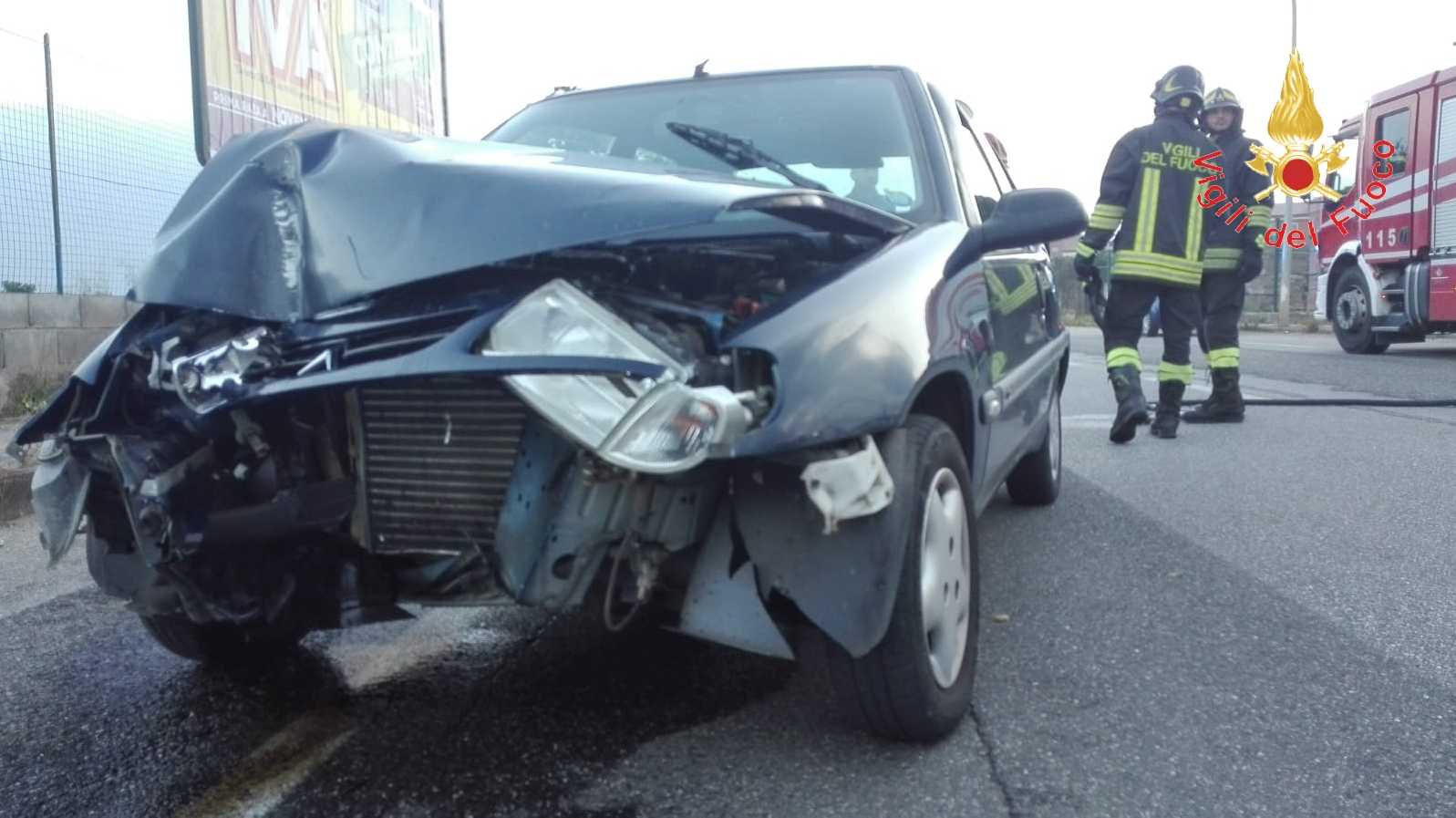 Incidente stradale: Auto sbanda e finisce contro un palo della luce intervento dei VVF e suem118