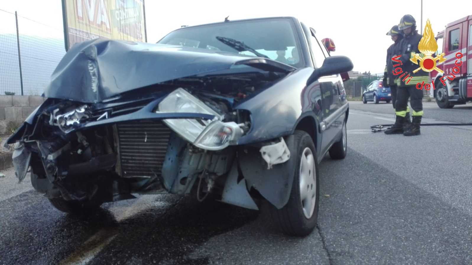 Incidente stradale: Auto sbanda e finisce contro un palo della luce intervento dei VVF e suem118