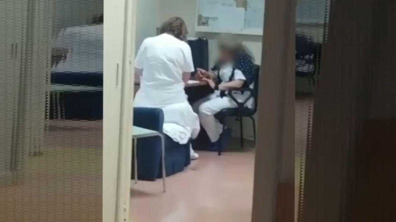 Bimbo piange e infermiere curano unghie, denuncia Ordine