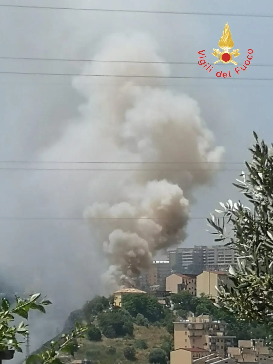 Catanzaro. Vasto incendio nel quartiere Samà e Monacaro, importante intervento dei VVF. Foto