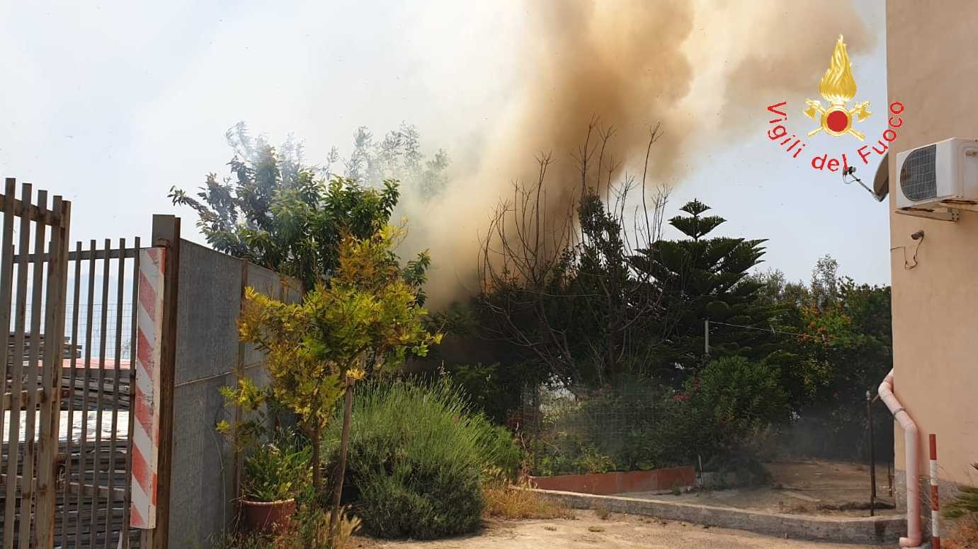 Catanzaro. Vasto incendio nel quartiere Samà e Monacaro, importante intervento dei VVF. Foto