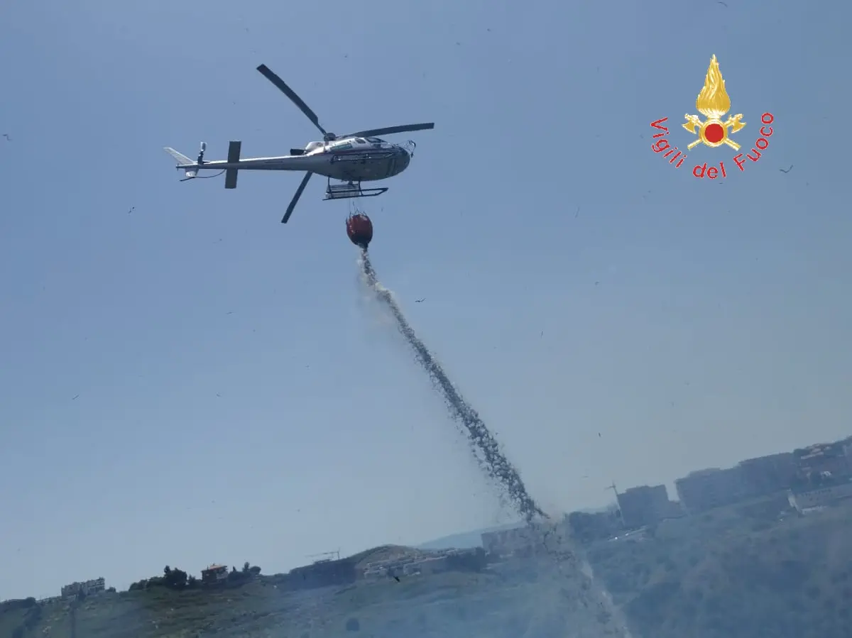 Catanzaro. Vasto incendio nel quartiere Samà e Monacaro, importante intervento dei VVF. Foto