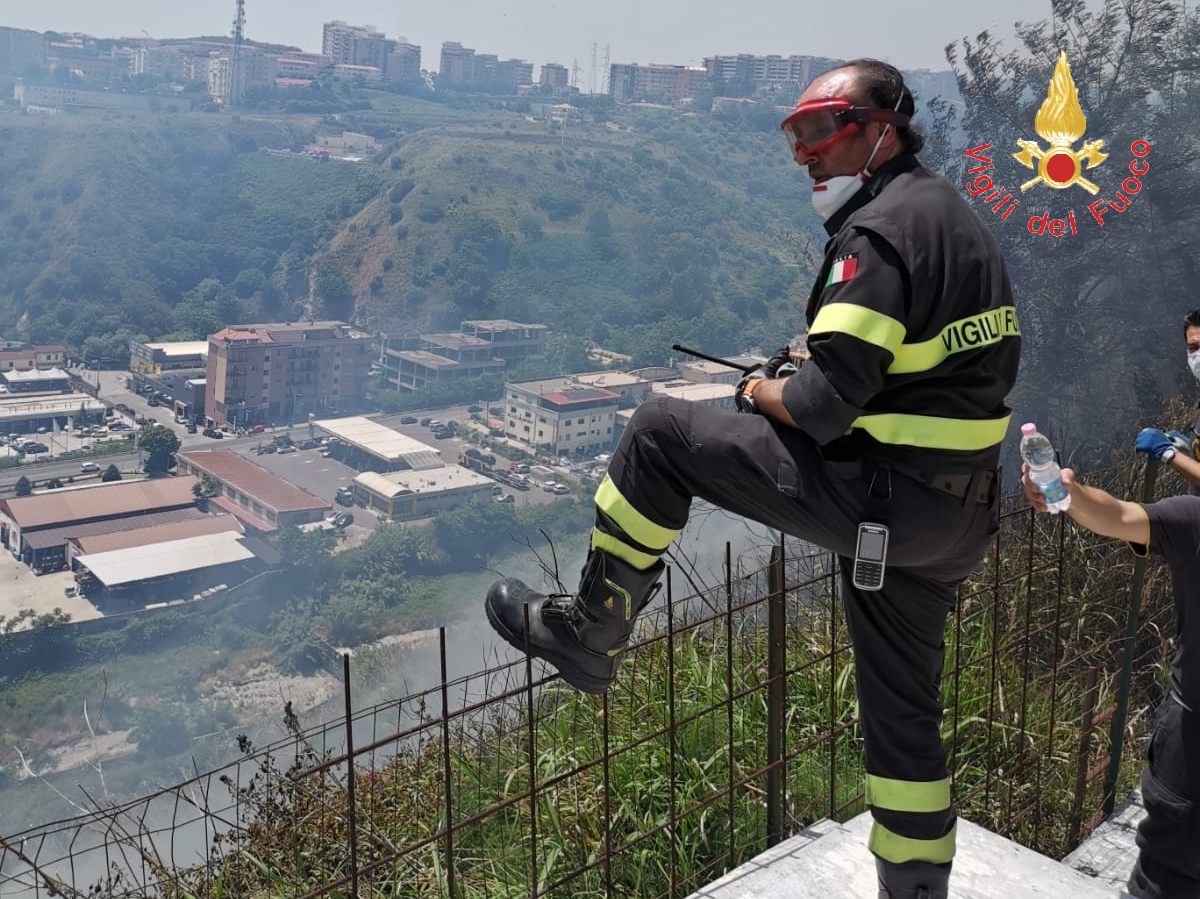 Catanzaro. Vasto incendio nel quartiere Samà e Monacaro, importante intervento dei VVF. Foto