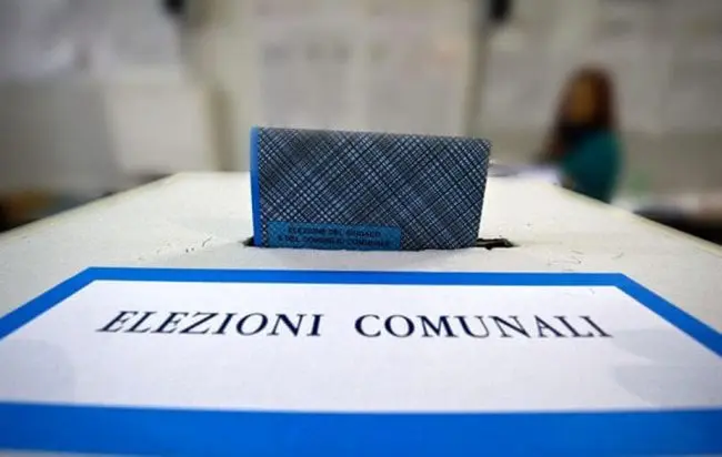 Ballottaggi: aperti i seggi in 136 comuni. Alle urne anche in 15 capoluoghi per scegliere i sindaci