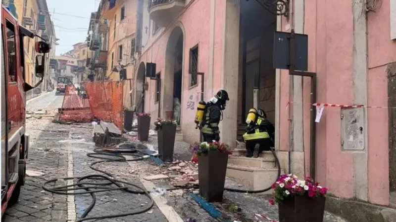 Terrore a Rocca di Papa: esplosione in palazzina. Bilancio 5 feriti in ospedale