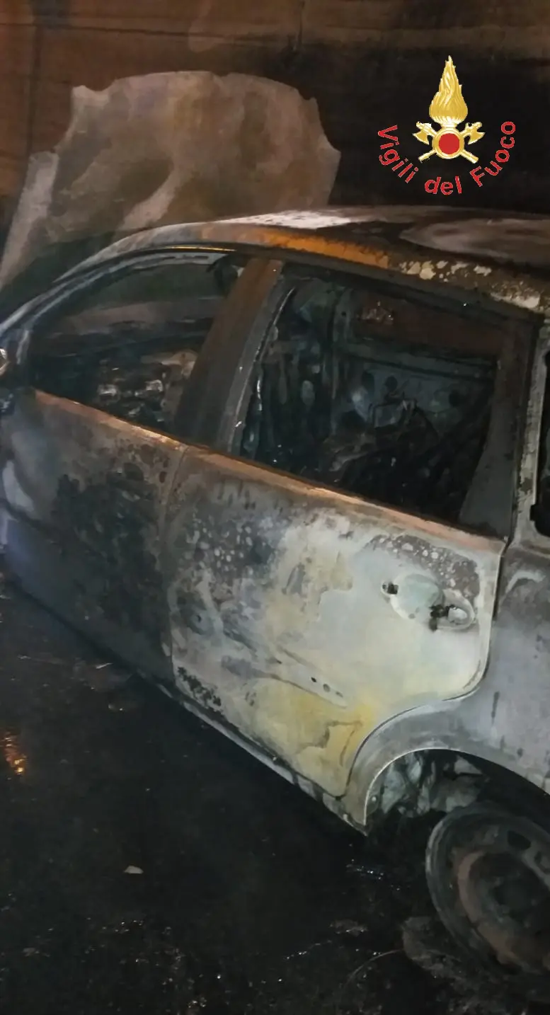 Borgia divampata auto, necessario l'intervento dei VVF e CC
