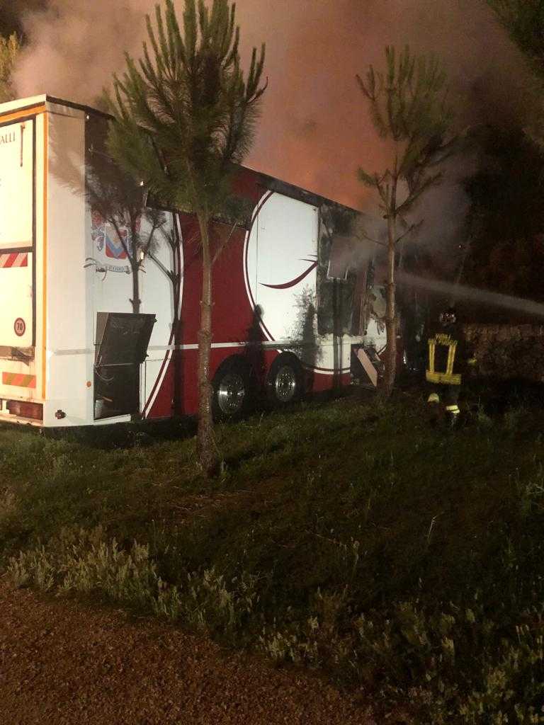 Taranto. Tragedia, esplode portellone camion, muore vigile del fuoco