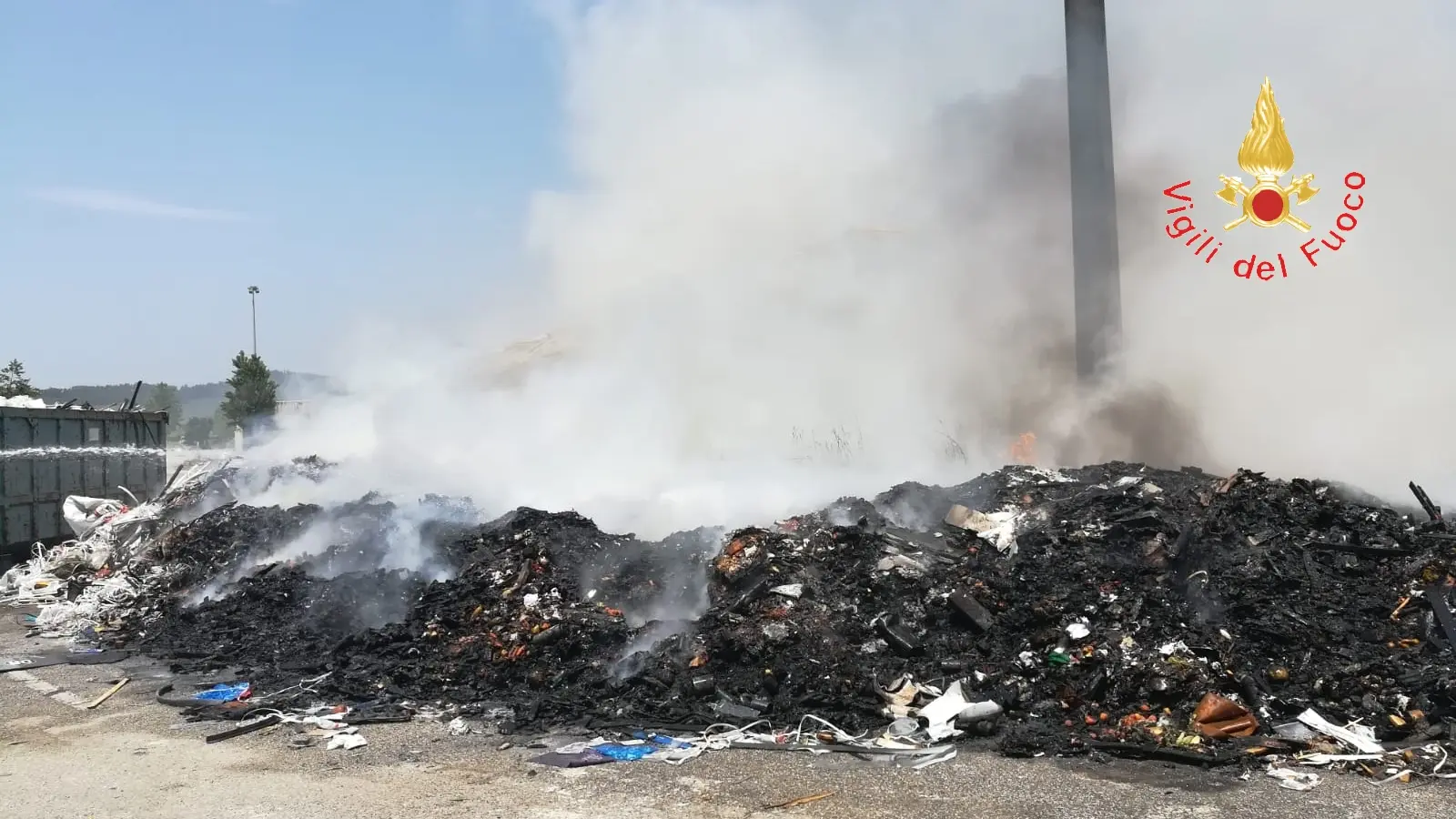 Catanzaro divampato incendio nella zona del centro agroalimentare Comalca. Intervento dei VVF