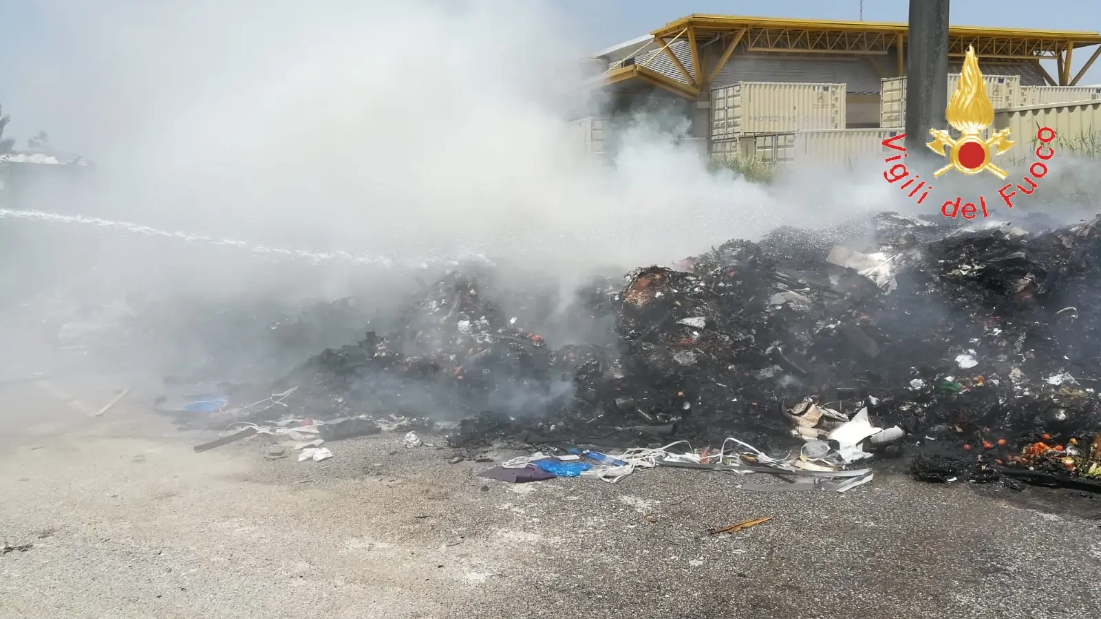 Catanzaro divampato incendio nella zona del centro agroalimentare Comalca. Intervento dei VVF