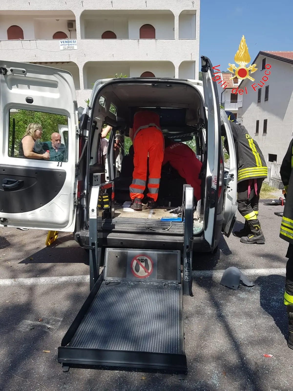 Incidente stradale nel catanzarese, auto impatta contro guardrail  sul posto i VVF e Suem118
