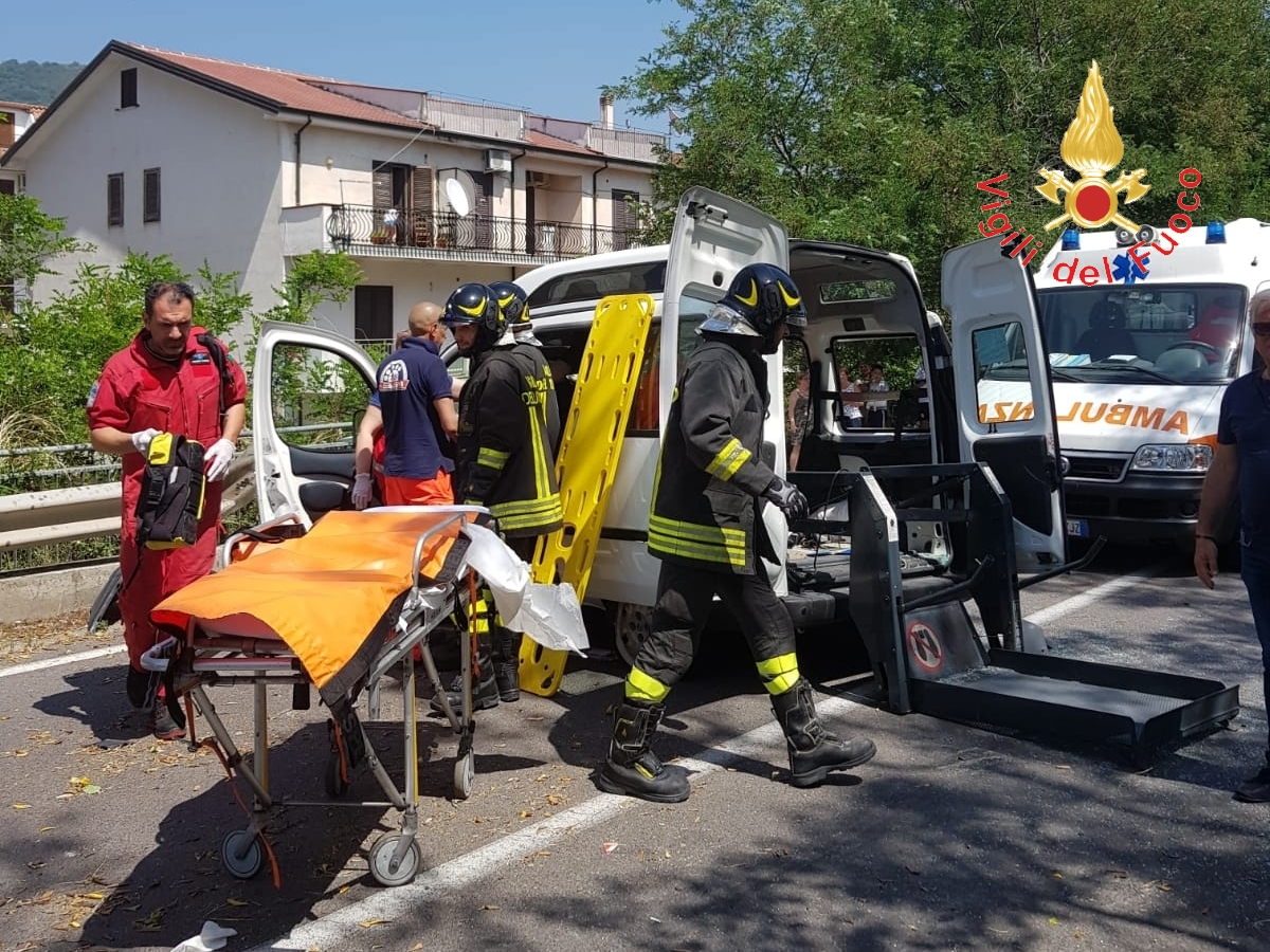Incidente stradale nel catanzarese, auto impatta contro guardrail  sul posto i VVF e Suem118