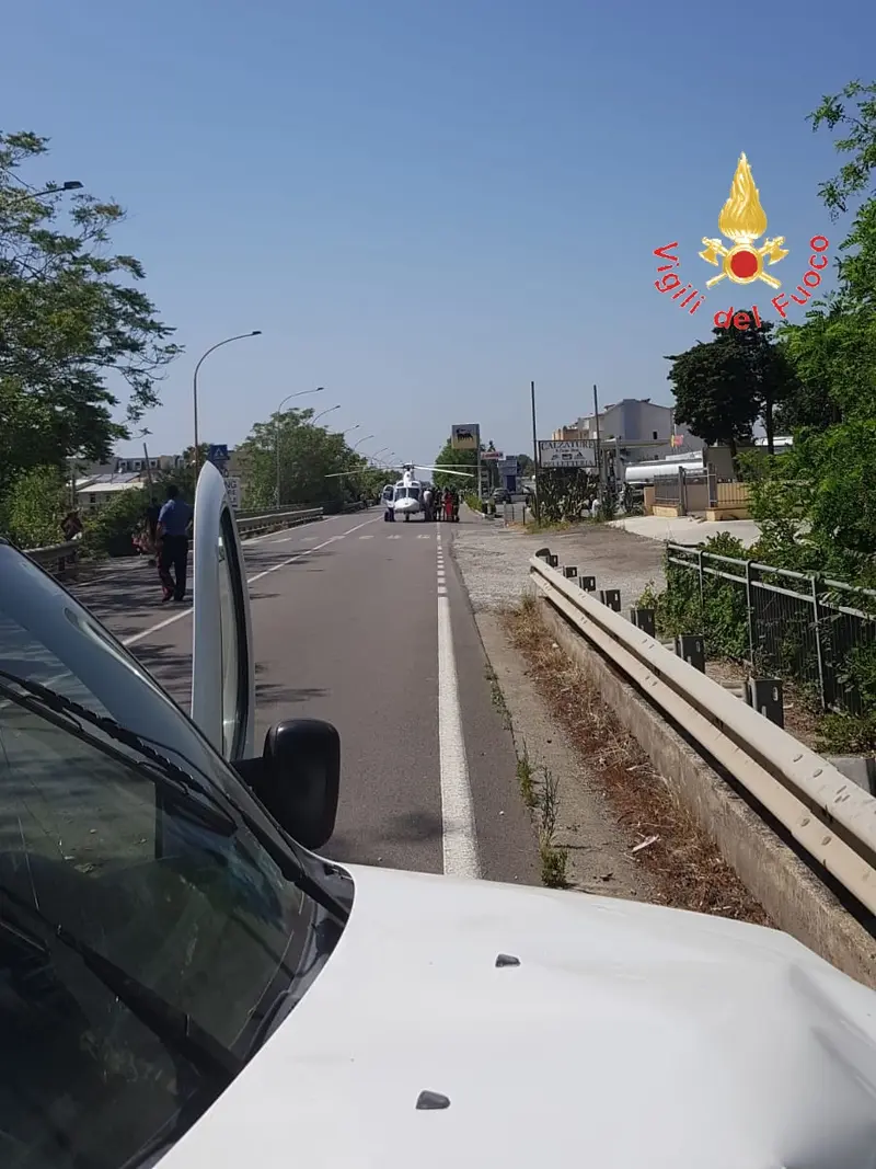 Incidente stradale nel catanzarese, auto impatta contro guardrail  sul posto i VVF e Suem118