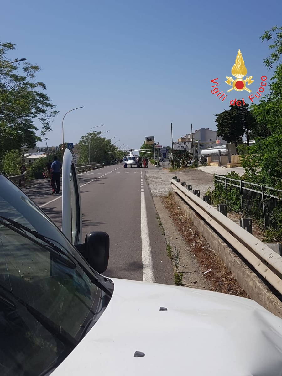Incidente stradale nel catanzarese, auto impatta contro guardrail  sul posto i VVF e Suem118