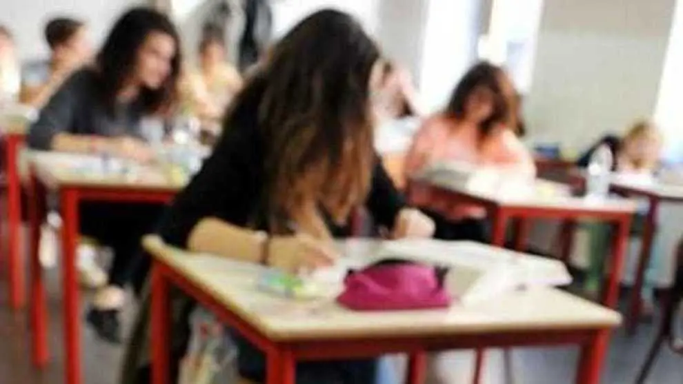 Prof arrestato: liaison con studentesse 16enne non solo su chat