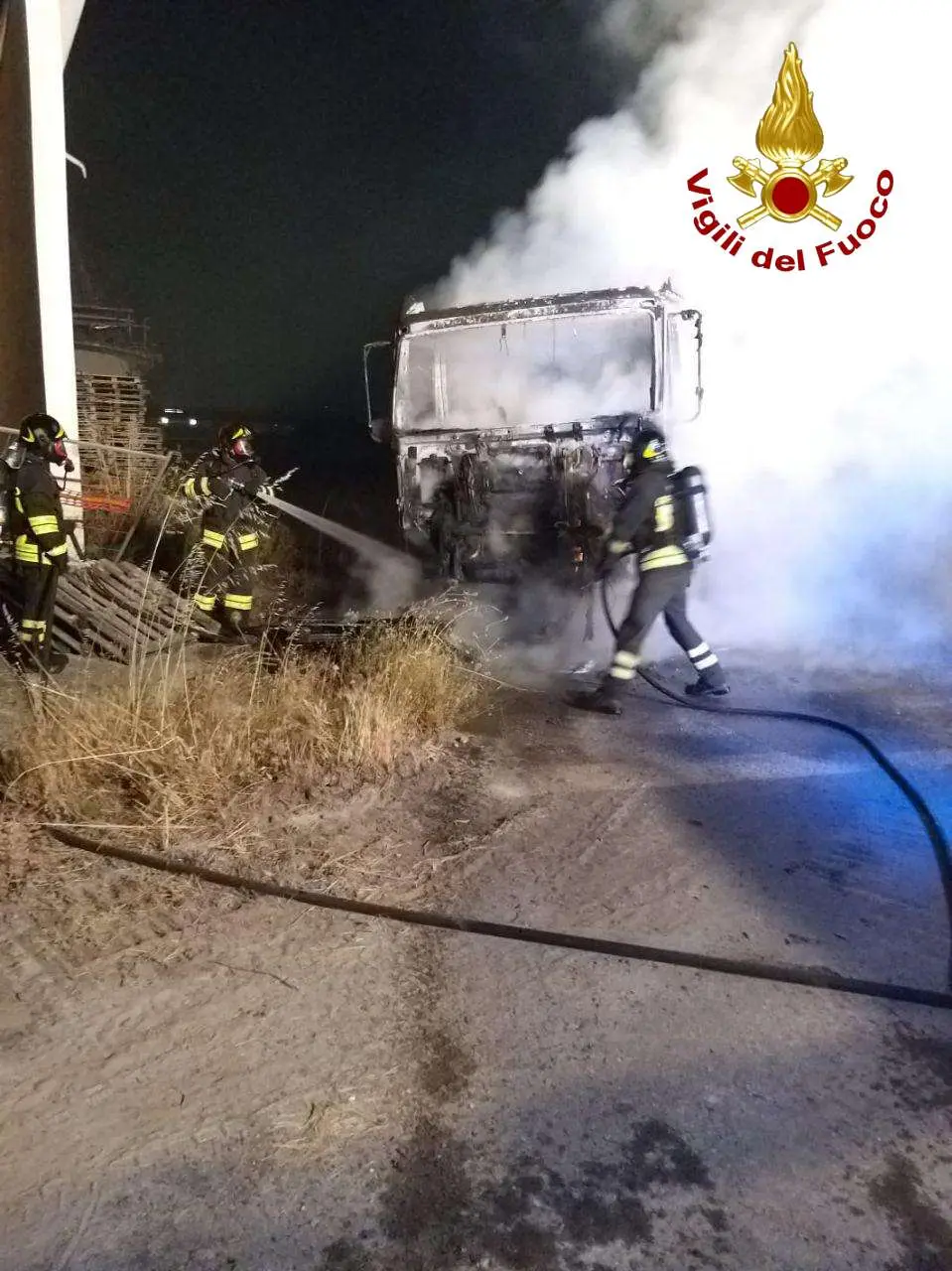 Crotone. Divampato camion sul piazzale Montedison intervento dei VVF e CC