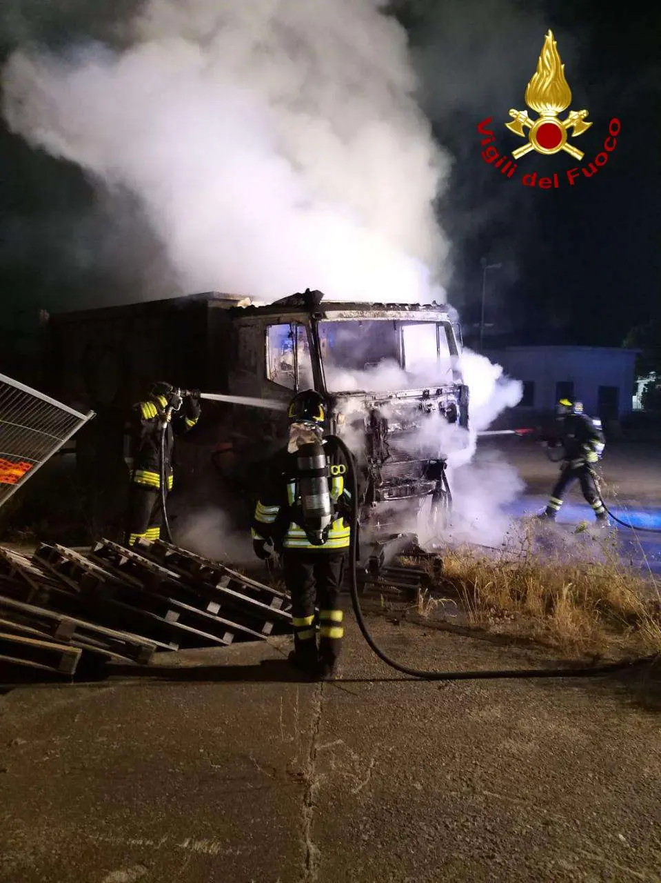 Crotone. Divampato camion sul piazzale Montedison intervento dei VVF e CC