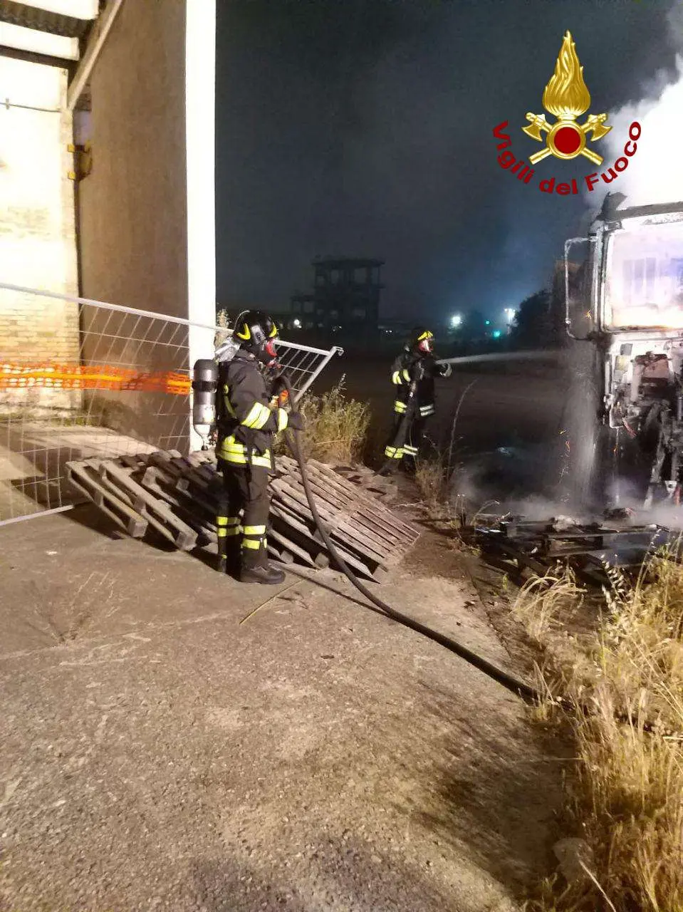 Crotone. Divampato camion sul piazzale Montedison intervento dei VVF e CC